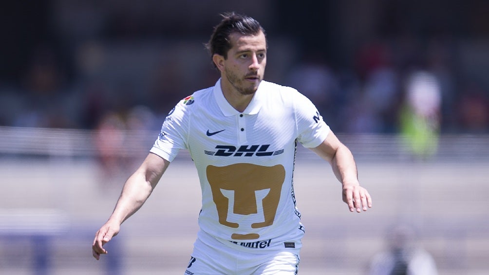 Alan Mozo jugando partido con los Pumas en la Liga MX