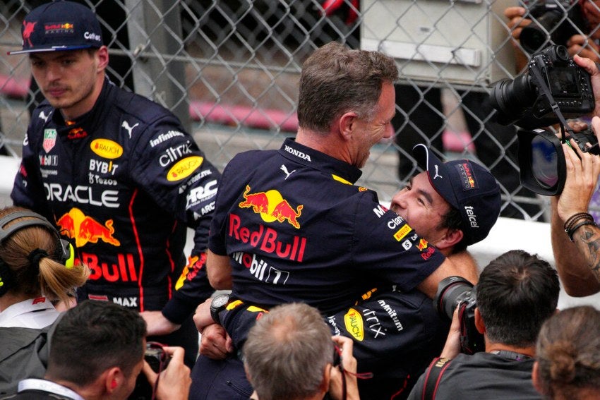 Horner y Checo celebrando el triunfo en el GP de Mónaco