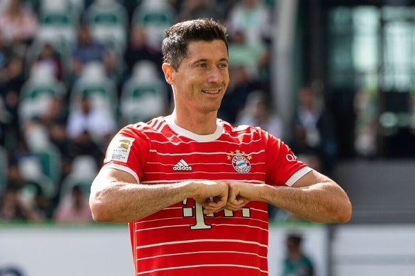 Robert Lewandowski festeja luego de anotar ante Wolfsburgo 