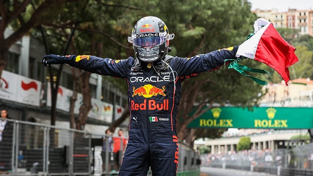 Checo Pérez festejando victoria en el Gran Premio de Mónaco