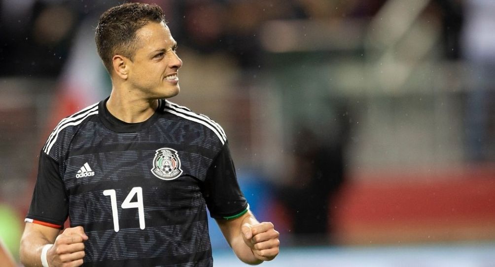 Javier Hernández festejando un gol