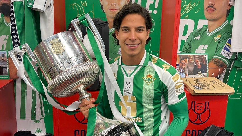 Diego Lainez con la Copa del Rey 