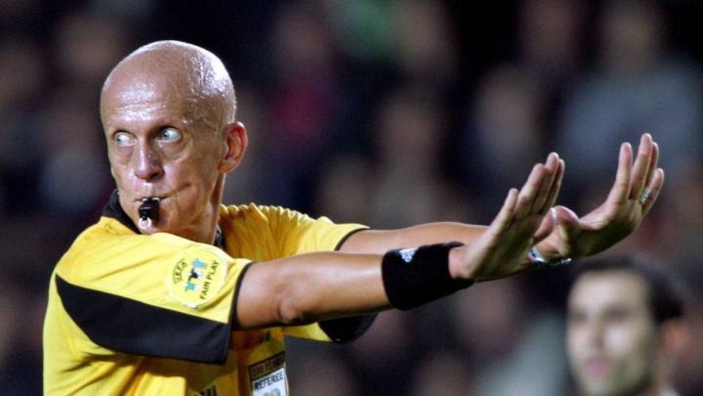 Pierluigi Collina arbitrando