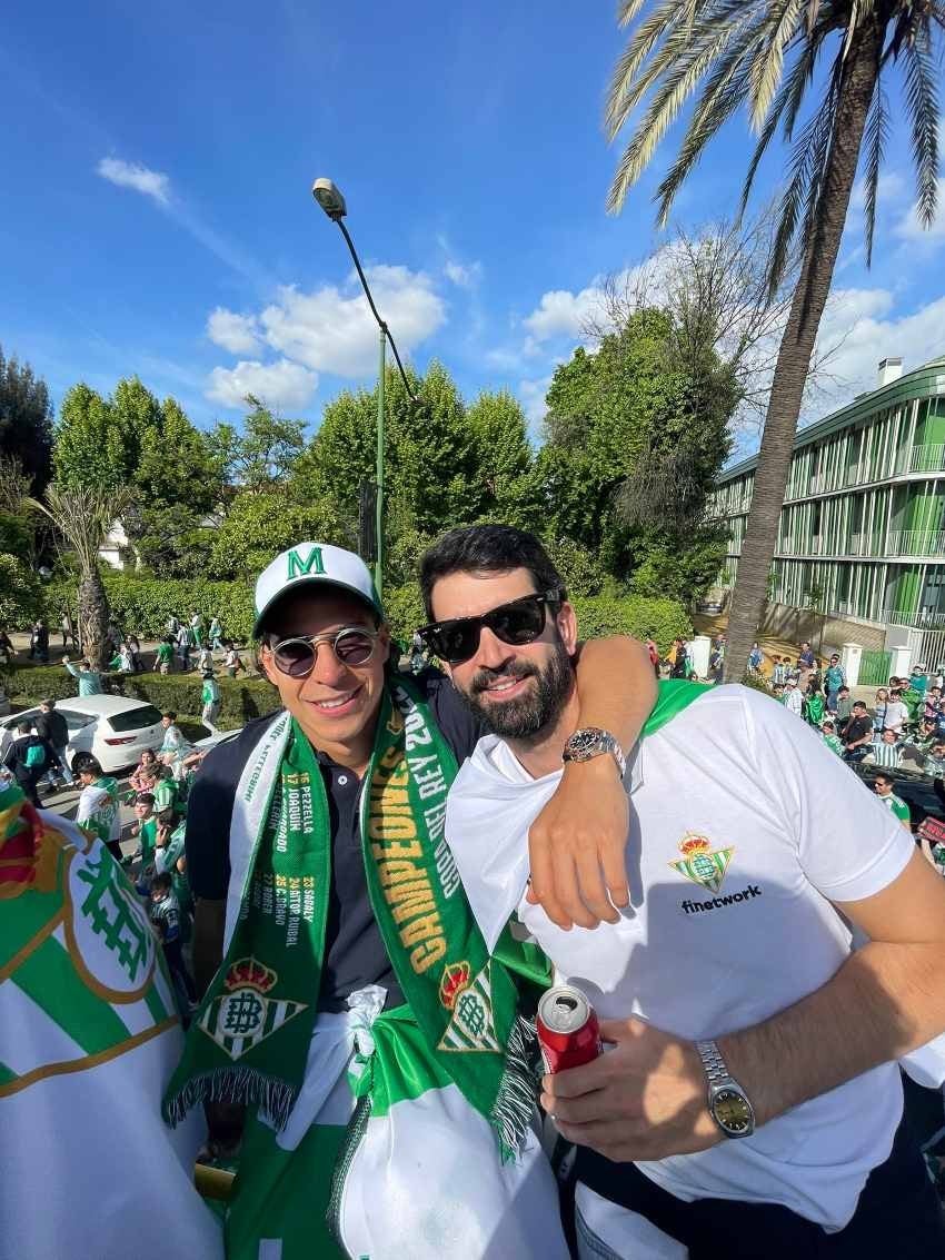 Diego Lainez celebrando el título de la Copa del Rey