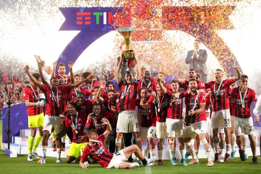 Jugadores del AC Milan festejando el título de la Serie A