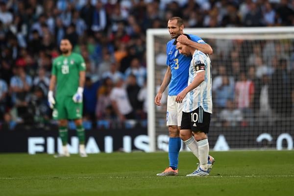 Giorgio Chiellini y Messi en la Finalissima 