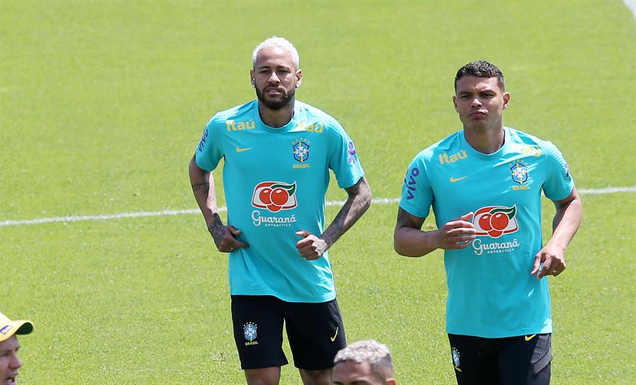 Neymar junto a Thiago Silva