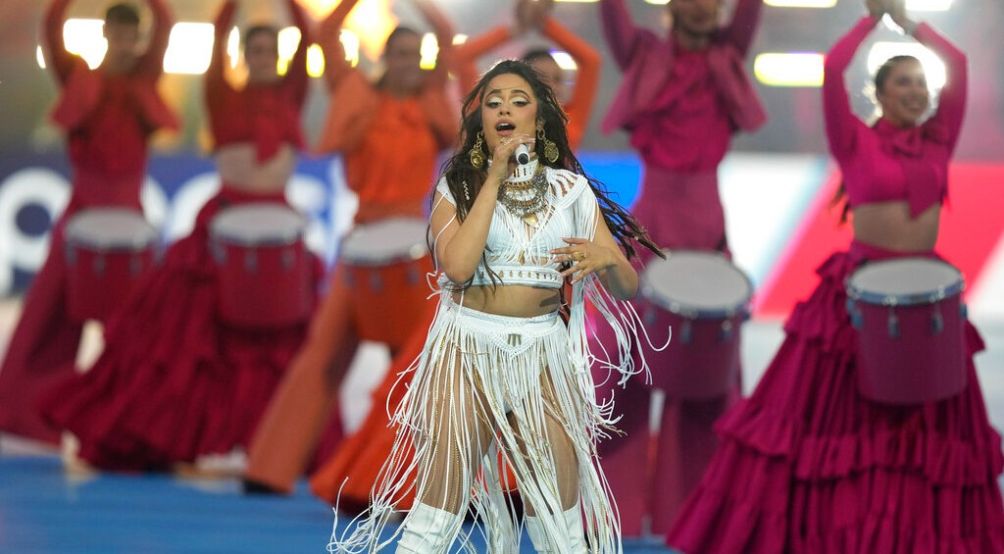 Camila Cabello durante su presentación en la Champions League