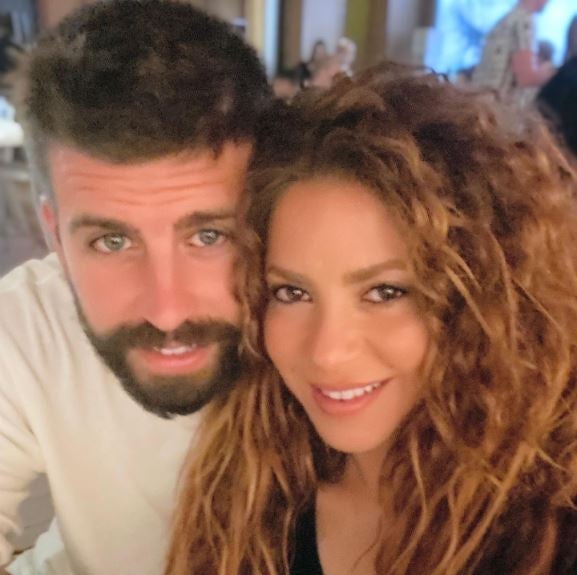 Piqué y Shakira posan para una foto