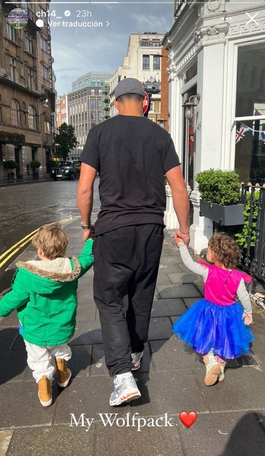 Chicharito junto a sus hijos en Londres