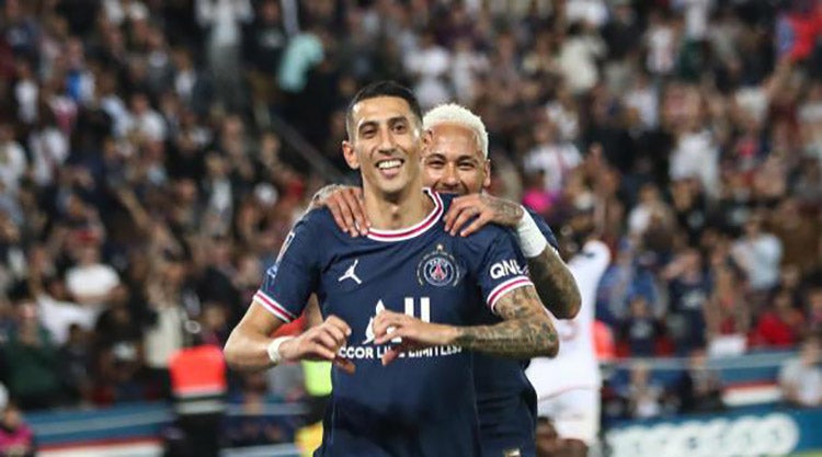 Ángel Di María durante un duelo con PSG