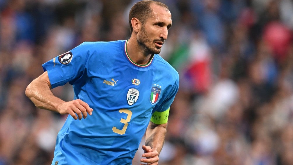 Giorgio Chiellini  en acción con Italia