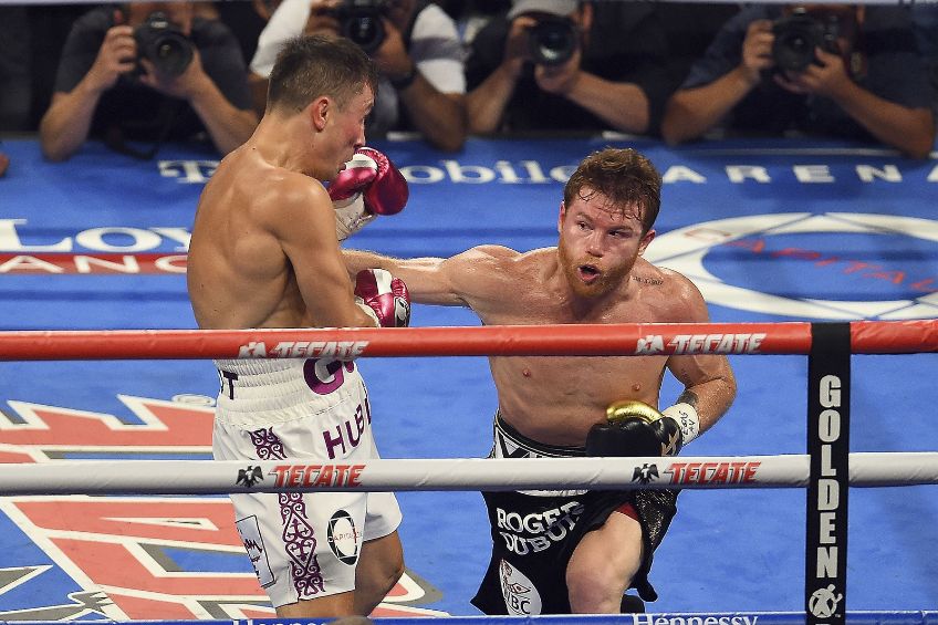 Canelo enfrentando a Golovkin