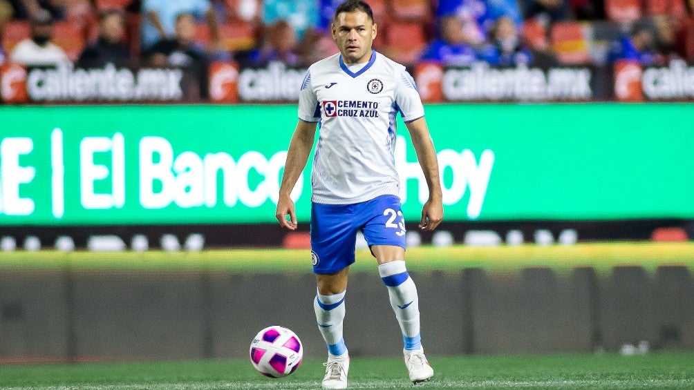 Pablo Aguilar en acción con Cruz Azul