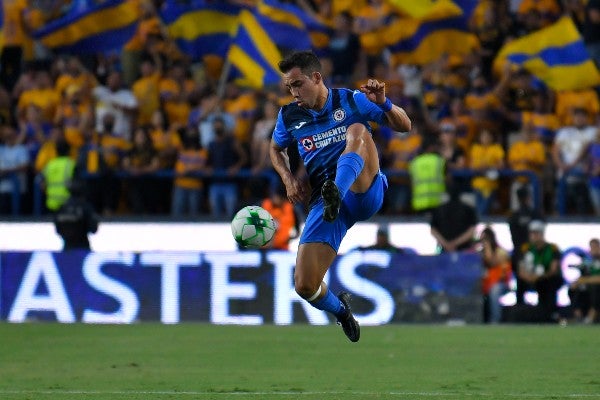 Adrián Aldrete en acción con Cruz Azul