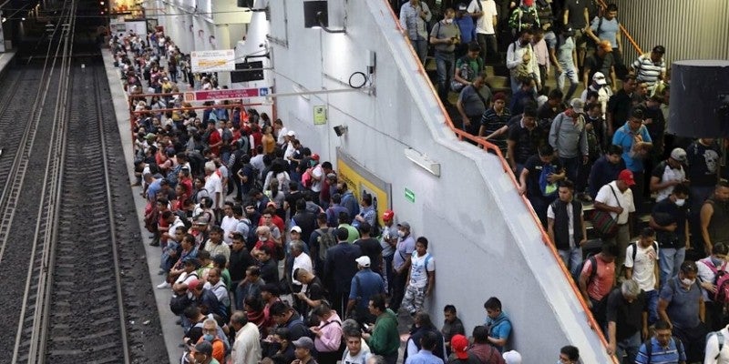 Metro de la Ciudad de México en hora pico