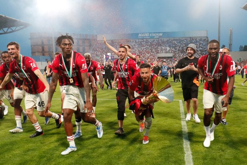 Milan celebra con el trofeo del campeonato de la Serie A italiana