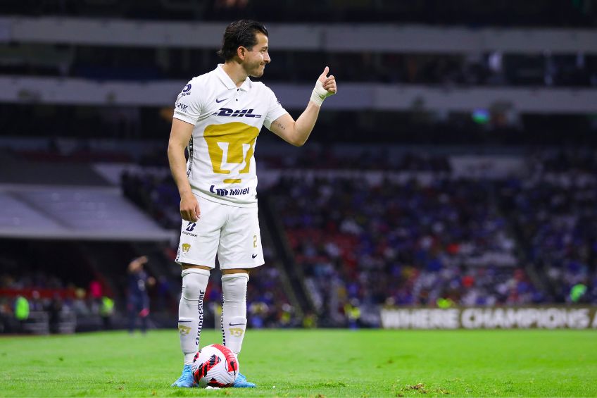 Alan Mozo durante un partido de Pumas