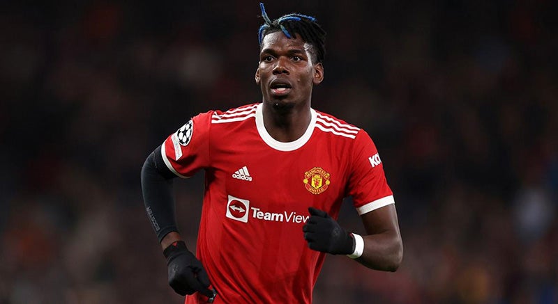 Paul Pogba en un duelo con el Manchester United