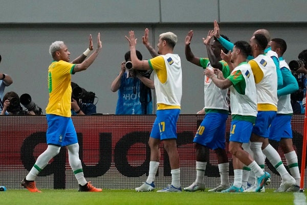 Neymar celebra con sus compañeros después de marcar un gol