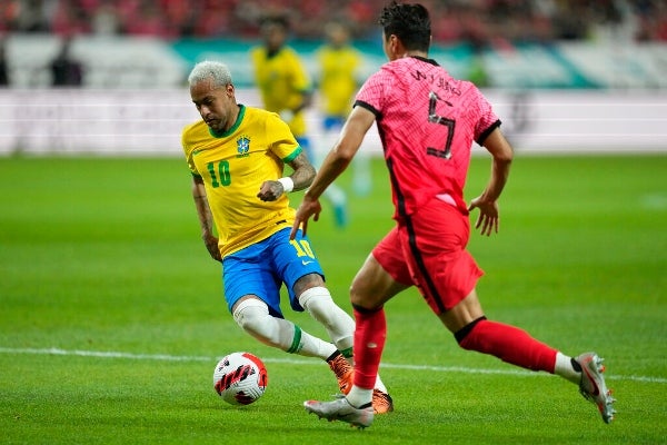 Neymar se juega el balón contra Jeong Woo-yeong