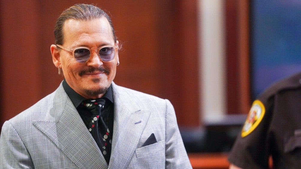 Johnny Depp: Actor lució gorra de Diablos de Tepic firmando carta de agradecimiento