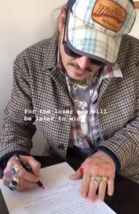 Depp con la gorra de los Diablos de Tepic