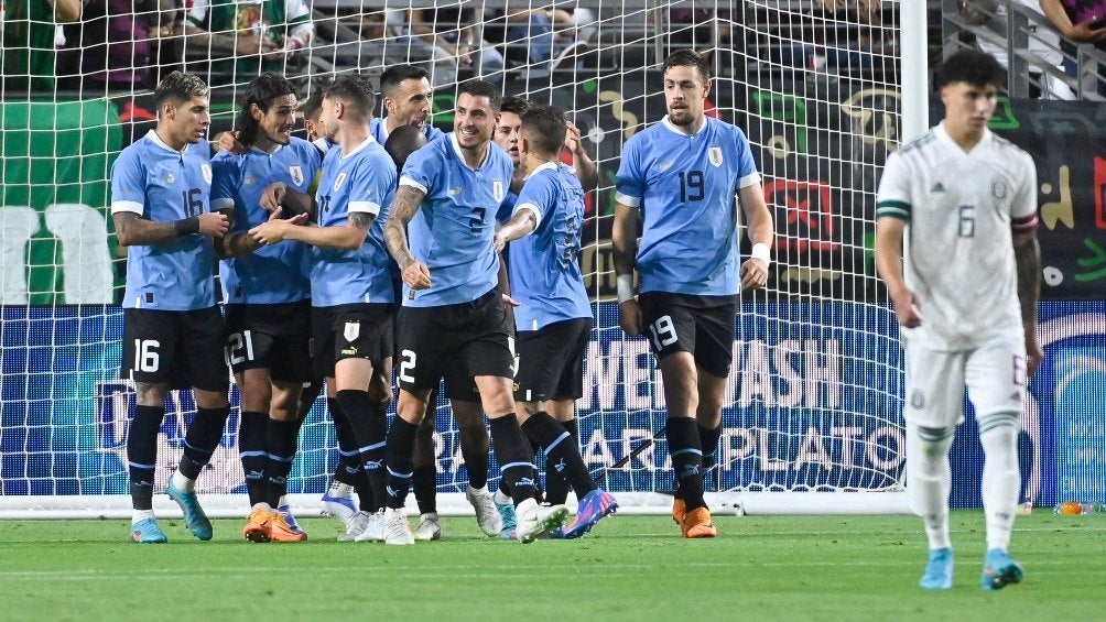 Selección de Uruguay celebra gol ante México