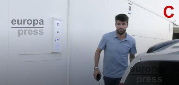 Piqué entrando al carro con Shakira