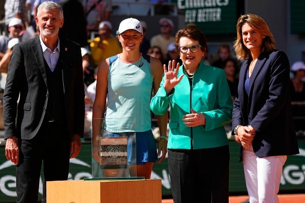 La leyenda del tenis Billie Jean King junto a Iga Swiatek