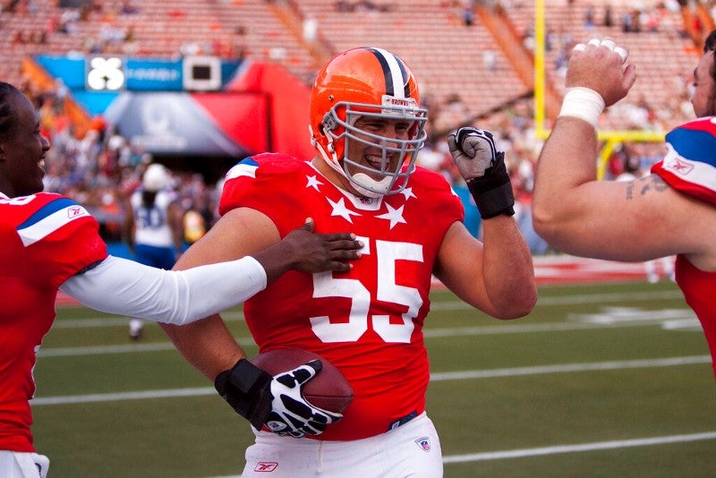 Alex Mack es felicitado por sus compañeros de equipo después de anotar un touchdown 