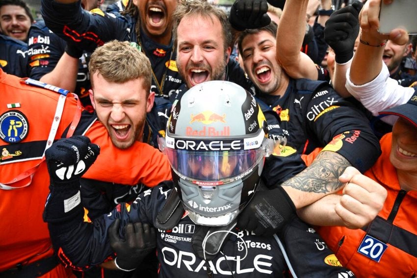 Checo Pérez celebrando su triunfo en el GP de Mónaco