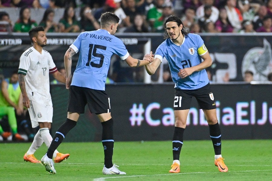 Cavani y Valverde festejan un gol