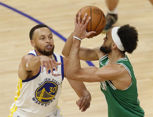 Curry en acción ante Boston