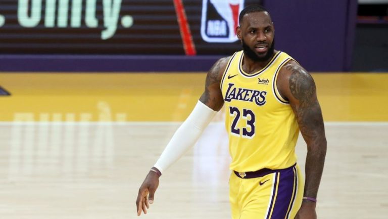 LeBron James jugando con los Lakers