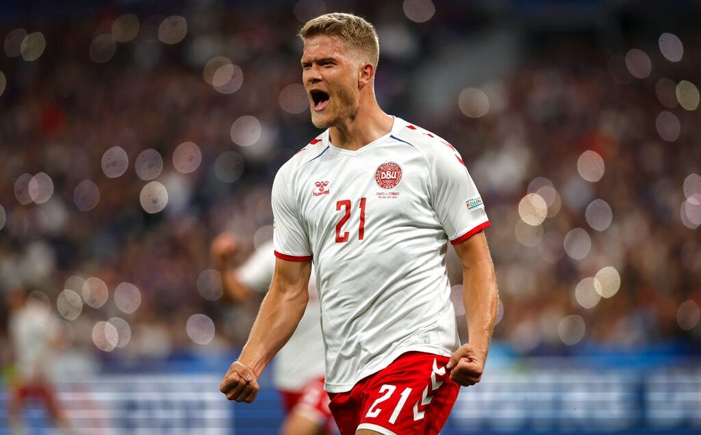 Cornelius celebrando gol ante Francia en la UEFA Nations League