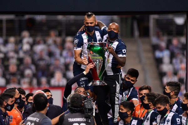 Nico Sánchez celebra con Rayados la Copa MX del 2020