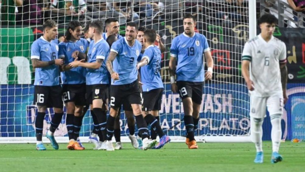 Selección de Uruguay celebra gol ante México