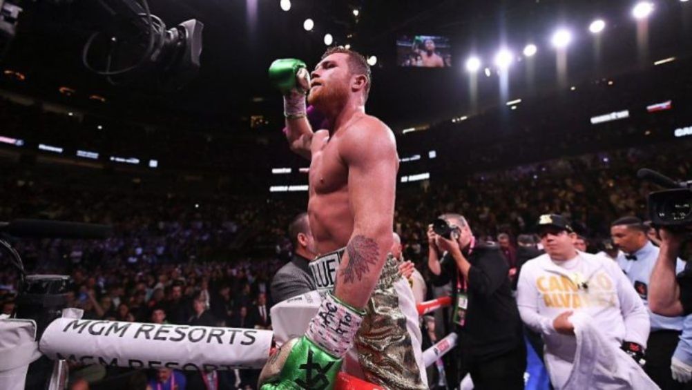 Canelo Álvarez en festejo tras una pelea