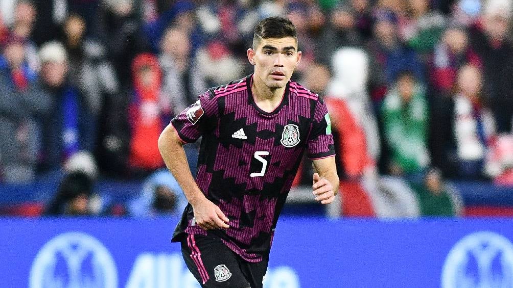 Johan Vásquez jugando partido con la Selección Mexicana