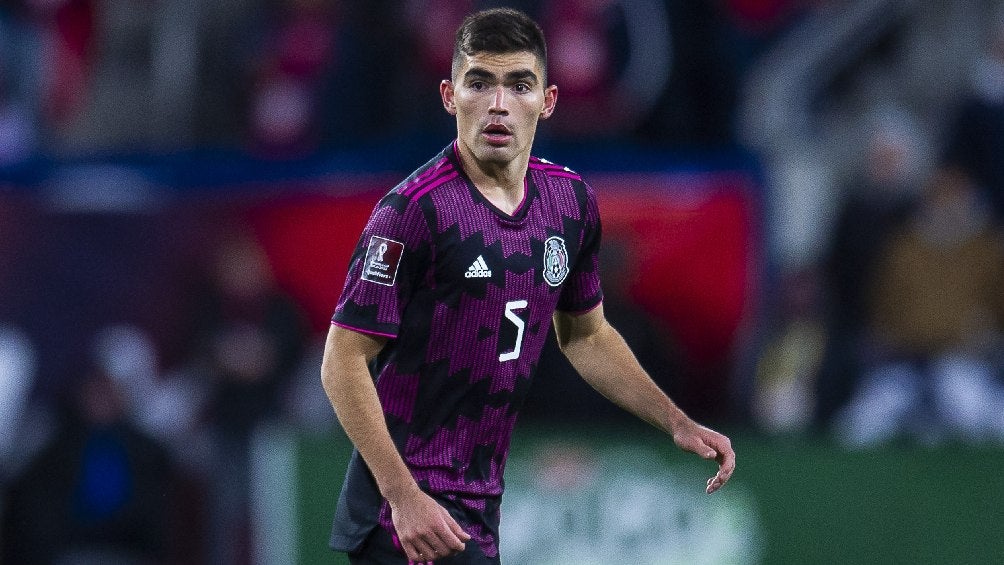 Johan Vásquez jugando partido con la Selección Mexicana