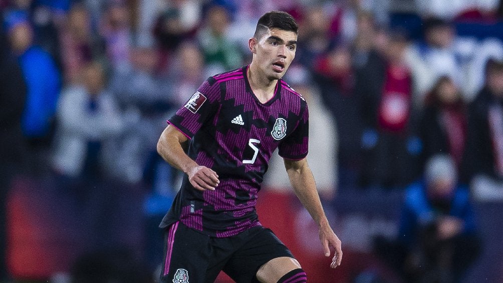 Johan Vásquez jugando partido con la Selección Mexicana