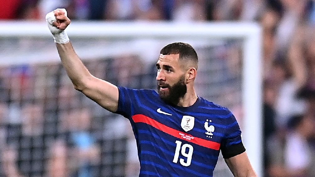 Benzema jugando partido con Francia en la Nations League