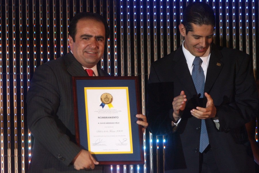 Medrano recibiendo reconnocimiento del Saló de la Fama de Guadalajara en 2008