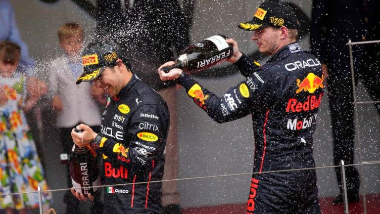 Verstappen y Checo Pérez celebrando en el podio del GP de Mónaco