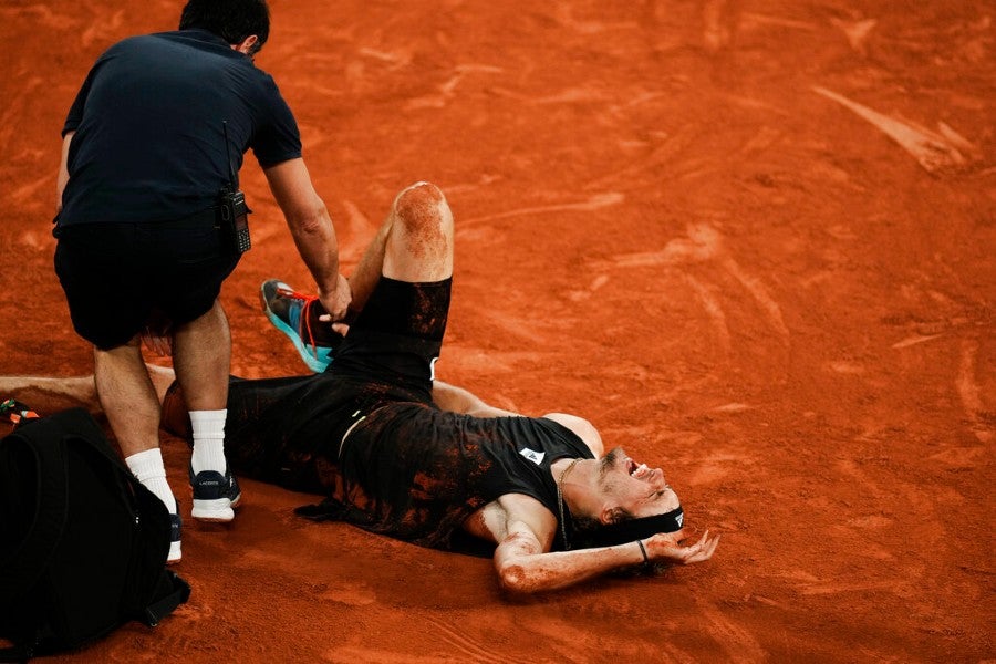 Zverev sufrió fuerte lesión en el Roland Garros