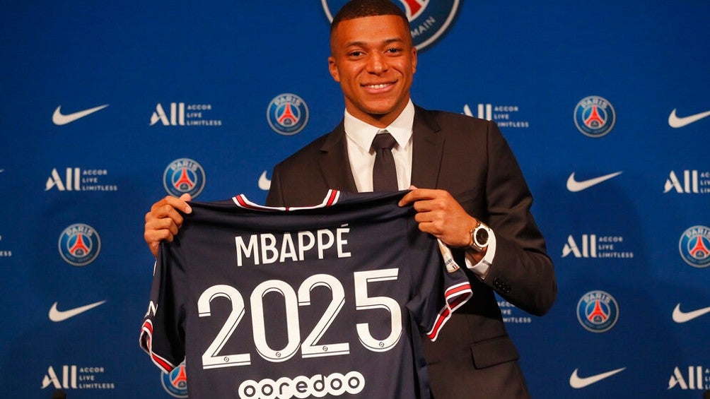 Mbappé durante conferencia de prensa tras renovación con el PSG