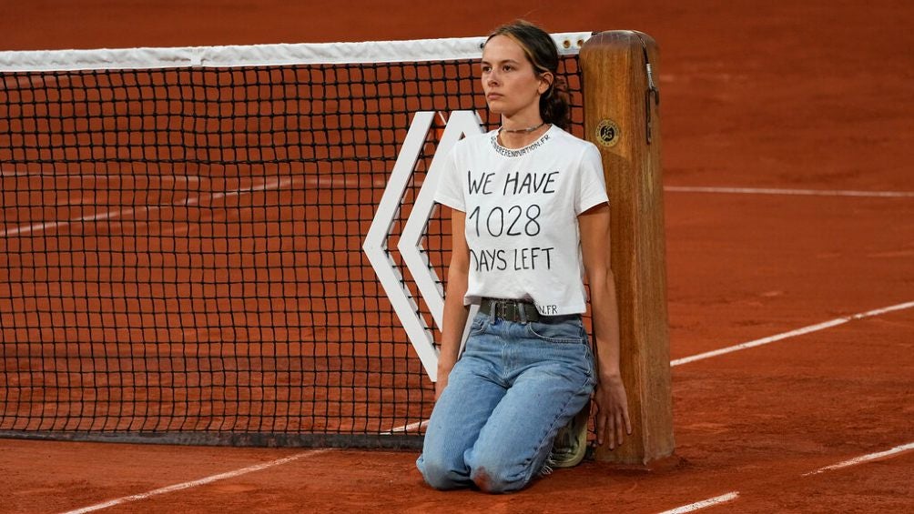 Manifestante se ató a la red e irrumpió la Semifinal entre Ruud y Cilic