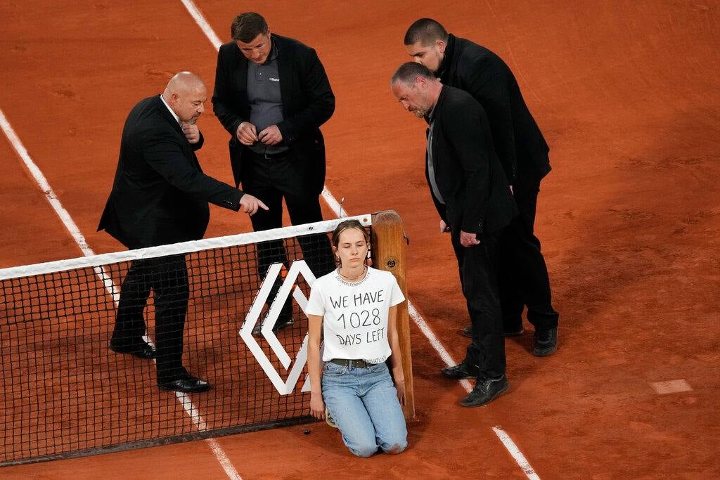 Manifestante se ató a la red e irrumpió la Semifinal entre Ruud y Cilic