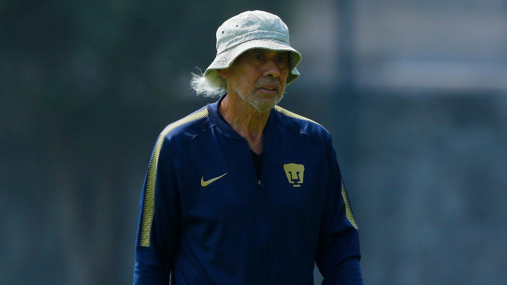 Ariel González trabajando con el equipo de Pumas